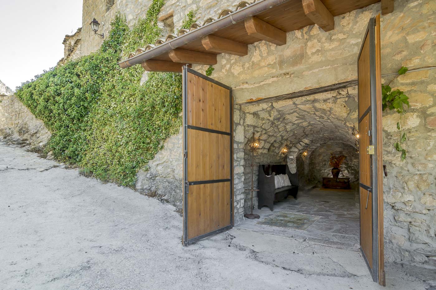 Puertas a la parte más antigua de la propiedad, siglo 10